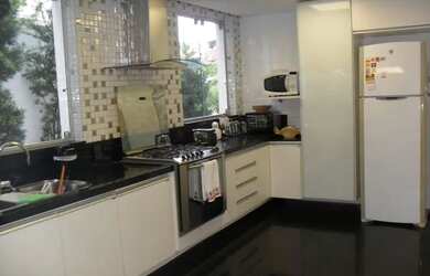 Imagem: A casa possui 3 Dormitórios, 3 Banheiros, 3 Vagas na garagem