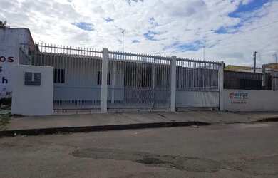 Imagem: A casa possui 3 Dormitórios, 2 Banheiros, 4 Vagas na garagem