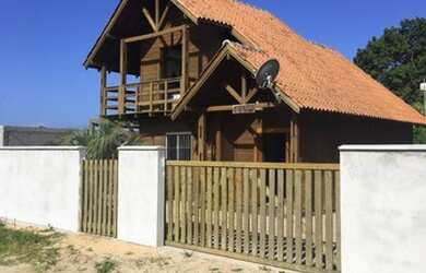 Imagem: A casa possui 3 Dormitórios, 2 Banheiros e está localizado