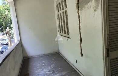 Imagem: A casa possui 4 Dormitórios, 3 Banheiros, 1 Vaga na garagem