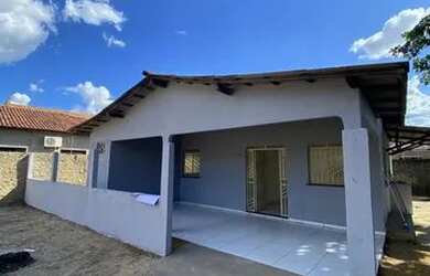 Imagem: A casa possui 3 Dormitórios, 2 Banheiros e está localizado