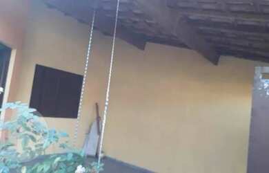 Imagem: A casa possui 2 Dormitórios, 1 Banheiro, 2 Vagas na garagem