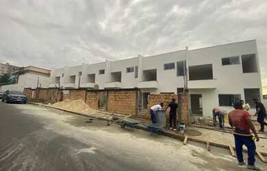 Imagem: A casa possui 3 Dormitórios, 3 Banheiros, 2 Vagas na garagem