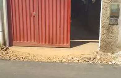 Imagem: A casa possui 2 Dormitórios, 2 Banheiros e 3 Vagas na garagem