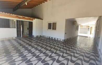Imagem: A casa possui 2 Dormitórios, 2 Banheiros, 4 Vagas na garagem