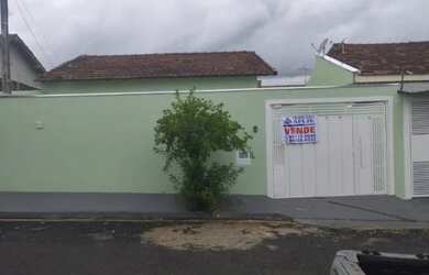 Imagem: A casa possui 2 Dormitórios, 1 Banheiro, 4 Vagas na garagem