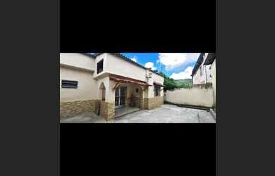 Imagem: A casa possui 2 Dormitórios, 1 Banheiro, 1 Vaga na garagem