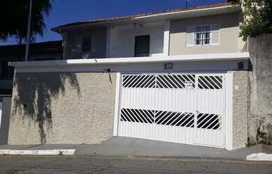 Imagem: A casa possui 2 Dormitórios, 3 Banheiros, 2 Vagas na garagem