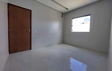 Imagem: A casa possui 2 Dormitórios, 3 Banheiros, 1 Vaga na garagem