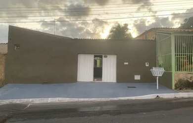 Imagem: A casa possui 4 Dormitórios, 2 Banheiros, 2 Vagas na garagem