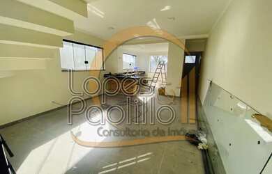 Imagem: A casa possui 3 Dormitórios, 3 Banheiros, 2 Vagas na garagem