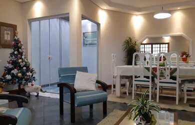 Imagem: A casa possui 4 Dormitórios, 1 Banheiro, 3 Vagas na garagem