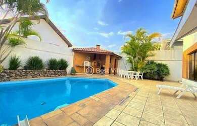 Imagem: A casa em condomínio possui 4 Dormitórios, 4 Banheiros, 4