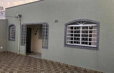 Imagem: A casa possui 3 Dormitórios, 1 Banheiro, 1 Vaga na garagem