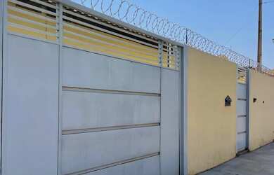 Imagem: A casa possui 3 Dormitórios, 2 Banheiros, 2 Vagas na garagem