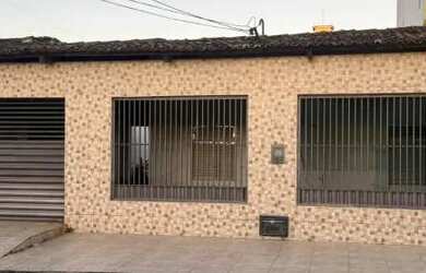 Imagem: A casa possui 3 Dormitórios, 2 Banheiros, 2 Vagas na garagem