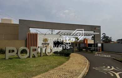 Imagem: A casa possui 2 Dormitórios, 1 Banheiro, 2 Vagas na garagem