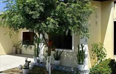 Imagem: A casa possui 3 Dormitórios, 2 Banheiros, 2 Vagas na garagem