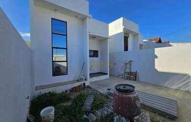 Imagem: A casa possui 3 Dormitórios, 2 Banheiros, 1 Vaga na garagem