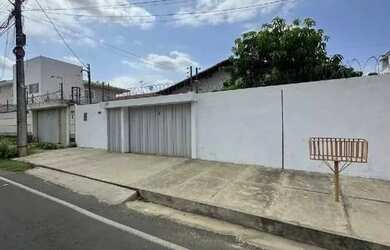 Imagem: A casa possui 4 Dormitórios, 5 Banheiros, 3 Vagas na garagem