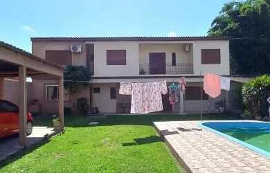 Imagem: A casa possui 3 Dormitórios, 3 Banheiros e 242m² de Área