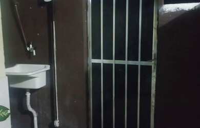 Imagem: O quarto e está localizado em Rocha Miranda, Rio de Janeiro