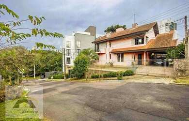 Imagem: A casa possui 4 Dormitórios, 3 Banheiros, 5 Vagas na garagem