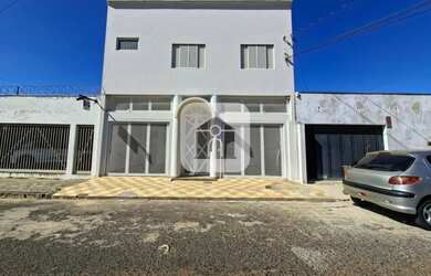 Imagem: A casa possui 5 Dormitórios, 4 Banheiros, 3 Vagas na garagem