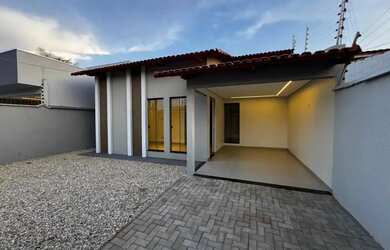 Imagem: A casa possui 3 Dormitórios, 2 Banheiros, 2 Vagas na garagem