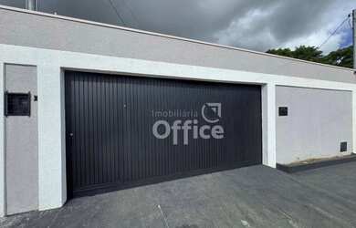 Imagem: A casa possui 3 Dormitórios, 2 Banheiros, 3 Vagas na garagem