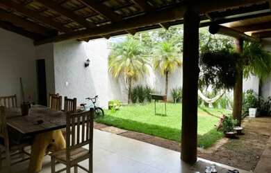 Imagem: A casa possui 3 Dormitórios, 3 Banheiros, 4 Vagas na garagem