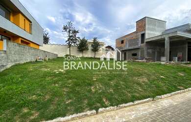 Imagem: O terreno possui 400m² de Área e está localizado em Ingleses