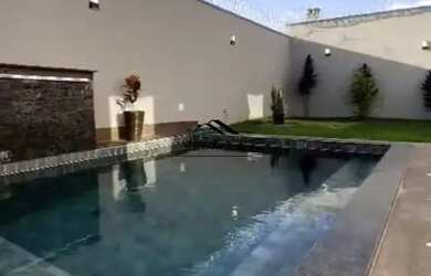 Imagem: A casa possui 3 Dormitórios, 4 Banheiros, 2 Vagas na garagem