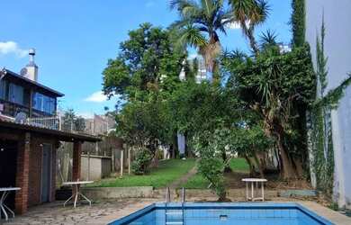 Imagem: A casa possui 4 Dormitórios, 3 Banheiros, 2 Vagas na garagem