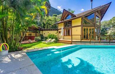 Imagem: A casa possui 3 Dormitórios, 1 Banheiro, 4 Vagas na garagem