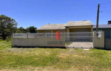 Imagem: A casa possui 2 Dormitórios, 1 Banheiro, 1 Vaga na garagem