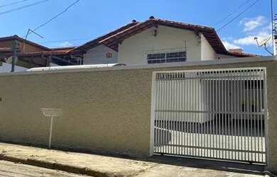 Imagem: A casa possui 3 Dormitórios, 1 Banheiro, 2 Vagas na garagem