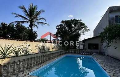 Imagem: A casa possui 3 Dormitórios, 2 Banheiros, 5 Vagas na garagem