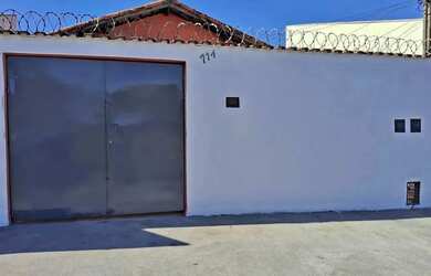 Imagem: A casa possui 2 Dormitórios, 2 Banheiros, 2 Vagas na garagem