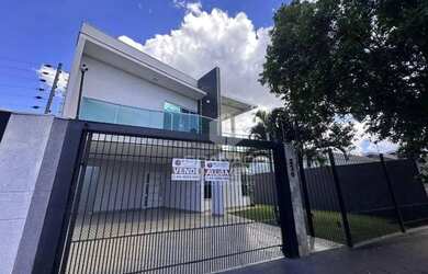 Imagem: A casa possui 4 Dormitórios, 2 Banheiros, 2 Vagas na garagem