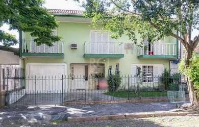 Imagem: A casa possui 3 Dormitórios, 1 Banheiro, 2 Vagas na garagem