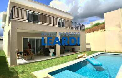 Imagem: A casa em condomínio possui 4 Dormitórios, 5 Banheiros, 4