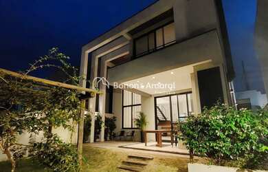 Imagem: A casa em condomínio possui 3 Dormitórios, 3 Banheiros, 4