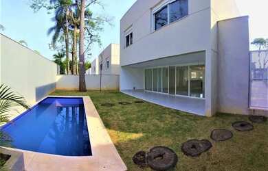 Imagem: A casa em condomínio possui 4 Dormitórios, 5 Banheiros, 5