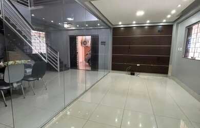 Imagem: A casa possui 4 Dormitórios, 5 Banheiros, 4 Vagas na garagem