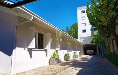 Imagem: A casa possui 4 Dormitórios, 1 Banheiro, 2 Vagas na garagem