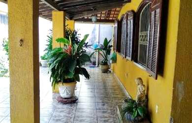 Imagem: A casa possui 3 Dormitórios, 3 Banheiros, 2 Vagas na garagem