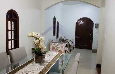 Imagem: A casa possui 4 Dormitórios, 4 Banheiros, 2 Vagas na garagem