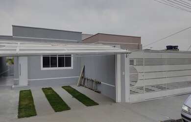 Imagem: A casa possui 2 Dormitórios, 2 Banheiros, 2 Vagas na garagem