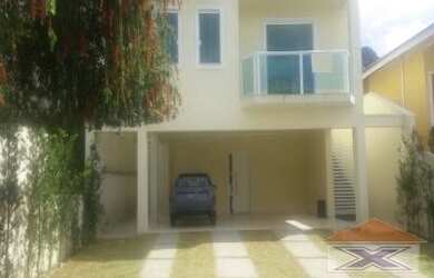 Imagem: A casa possui 4 Dormitórios, 2 Banheiros, 5 Vagas na garagem